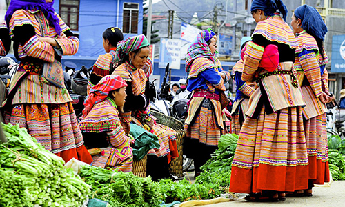 Đi chợ đêm Mèo Vạc trong tour Hà Giang